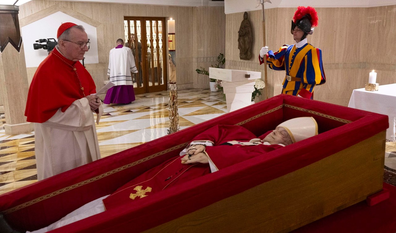 Pokazano ciało zmarłego papieża Franciszka [ZDJĘCIA]