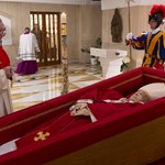 Pokazano ciało zmarłego papieża Franciszka [ZDJĘCIA]