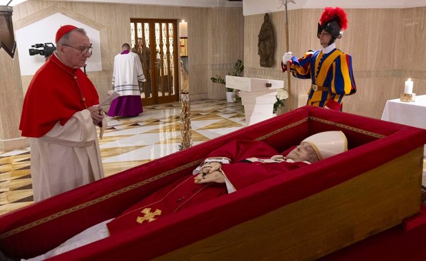 Pokazano ciało zmarłego papieża Franciszka [ZDJĘCIA]