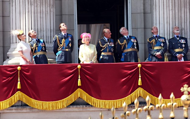 Pokazowy przelot obserwowała królowa Elżbieta II i członkowie rodziny królewskiej /SEAN DEMPSEY /PAP/EPA