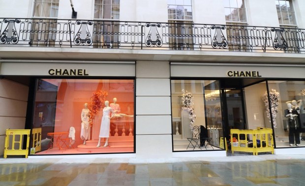 Pokazy Haute Couture: Króluje szarość, biel i czerń 