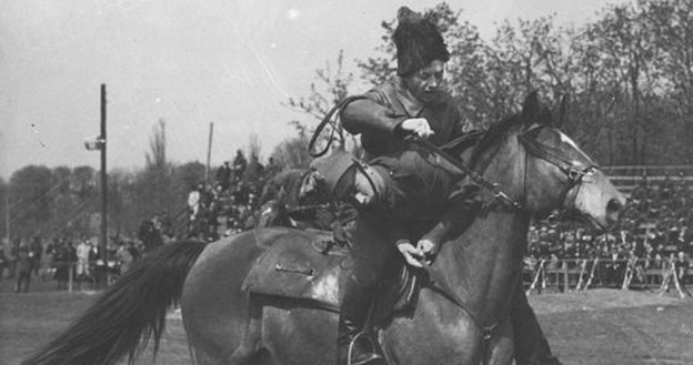 Pokazy sprawnościowe kawalerii podczas rewii wojskowej na Polu Mokotowskim w 1938 roku. Walka ułanów z "bolszewikami". "Bolszewik" z wziętym do niewoli ułanem. /Z archiwum Narodowego Archiwum Cyfrowego