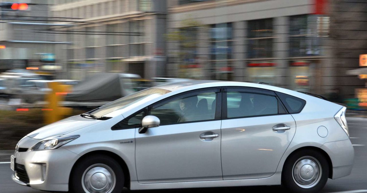 Póki co Toyota jest liderem na rynku samochodów hybrydowych /AFP