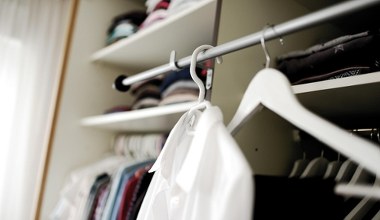 Покладіть це в шафу. Практично миттєво позбудетеся затхлого запаху на одязі