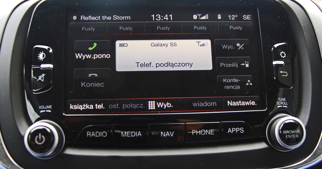 Pokładowy system Bluetooth poprawia bezpieczeństwo, ale rozmowa za jego pośrednictwem nadal rozprasza /INTERIA.PL