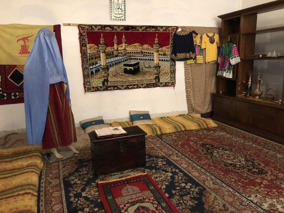 Pokój afgański w Centrum Przygotowania do Misji Zagranicznych w Kielcach. Tam żołnierze przed wyjazdem mają szkolenia z negocjacji i poznają afgańską kulturę. /Michał Dobrołowicz /RMF FM