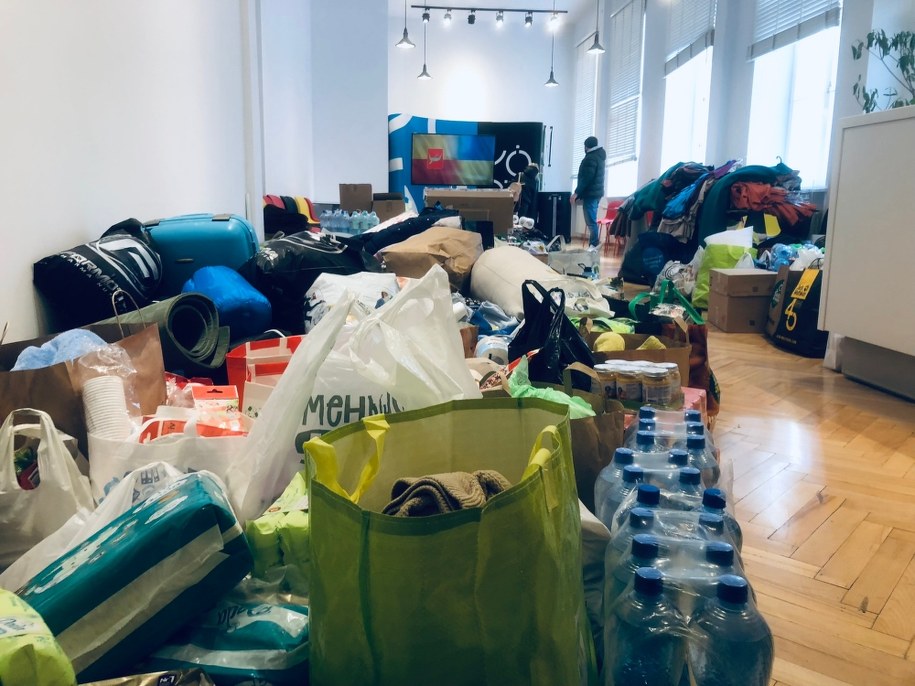 Pokój przeznaczony na zbiórkę darów stopniowo wypełnia się /Agnieszka Wyderka /RMF FM