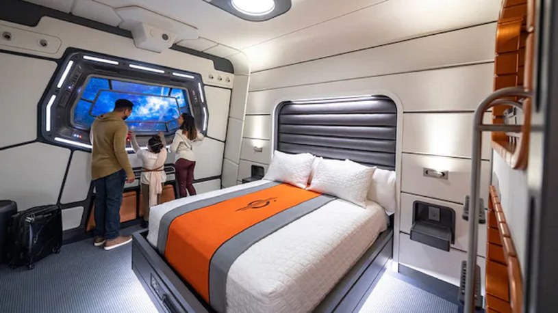 Pokoje w hotelu przypominają kabiny w statku kosmicznym / źródło: disneytravel /domena publiczna