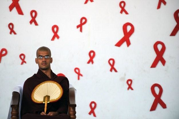 Pokonać wirusa HIV to cel wszystkich narodów świata. W realizacji pomoże... spam? /AFP