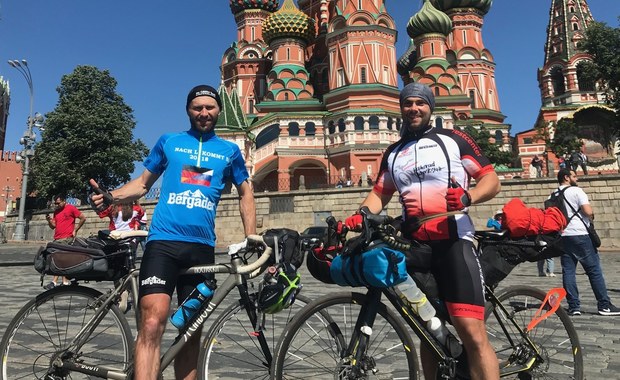 Pokonali na rowerach 2300 km, by dotrzeć na mundial. Niezwykła historia Svena i Markusa