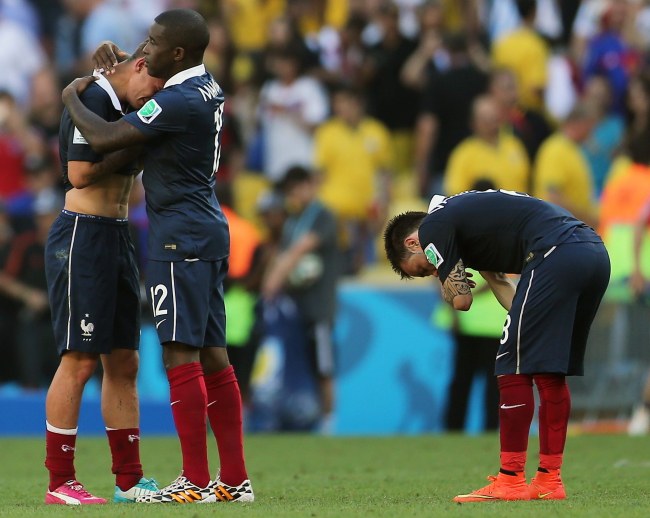 Pokonani Francuzi schodzą z boiska /PAP/EPA/MOHAMED MESSARA /PAP/EPA