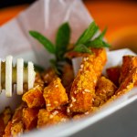Pokroiłam dynię hokkaido i obtoczyłam w sezamowej panierce. Te chrupiące frytki z piekarnika to hit
