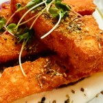 ser halloumi Pokroiłam w grube paski i włożyłam do piekarnika. Frytki z greckim akcentem są lepsze od ziemniaczanych