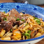 Pokroiłam wołowinę w poprzek włókien i wrzuciłam na gorący wok. Nie uwierzysz, jaka wyszła miękka z makaronem
