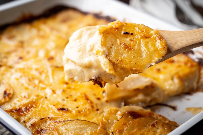 Pokrój cieniutko bulwę i zapiecz. Kremowe ziemniaki rozpłyną się na podniebieniu 