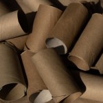 Pokrój na kawałki i zakop. Puste rolki po papierze są bezcenne w ogrodzie