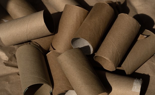 Pokrój na kawałki i zakop. Puste rolki po papierze są bezcenne w ogrodzie