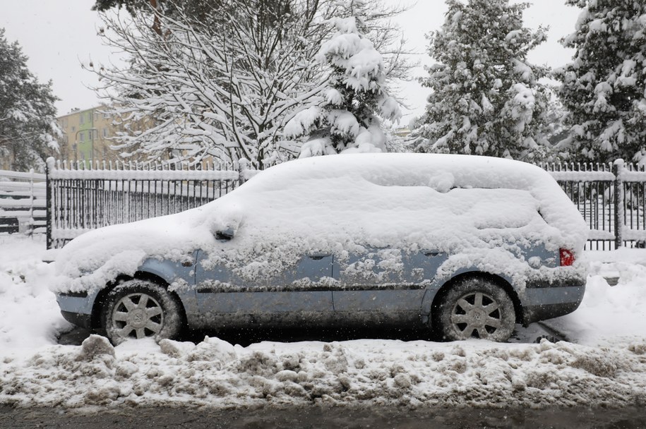 Pokryte śniegiem auto w Warszawie. / 	Paweł Supernak   /PAP