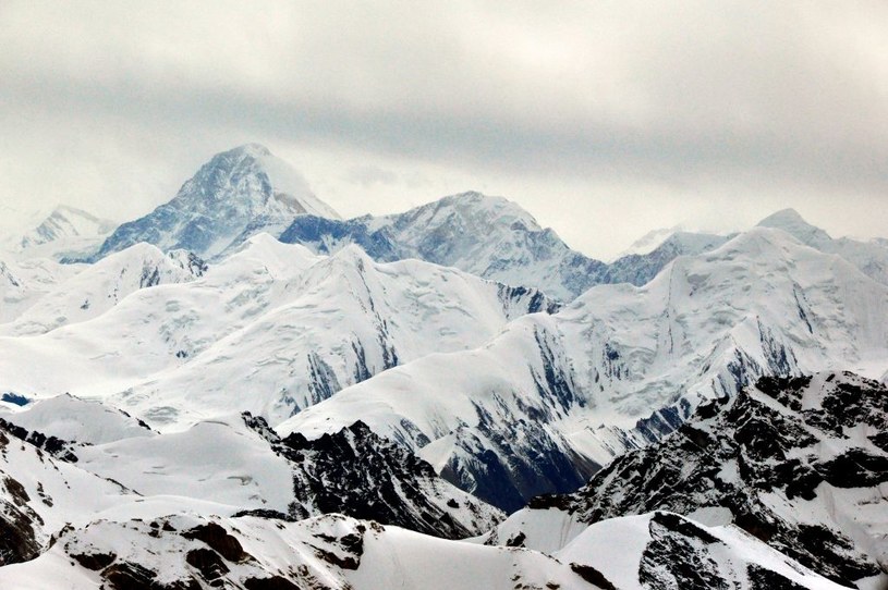 Pokryty śniegiem szczyt Chan Tengri /Hermes Images/AGF /Getty Images