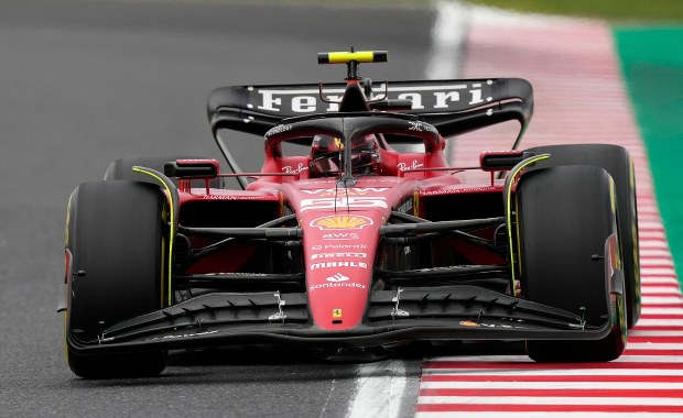 Pokrywa studzienki uszkodziła bolid Ferrari. Kompromitacja F1 w Las Vegas