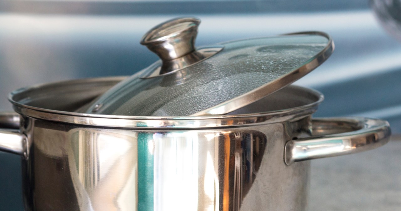 Pokrywka od garnka ma więcej zastosowań, niż myślisz. Wykorzystasz ją do czyszczenia dywanu /Pixel