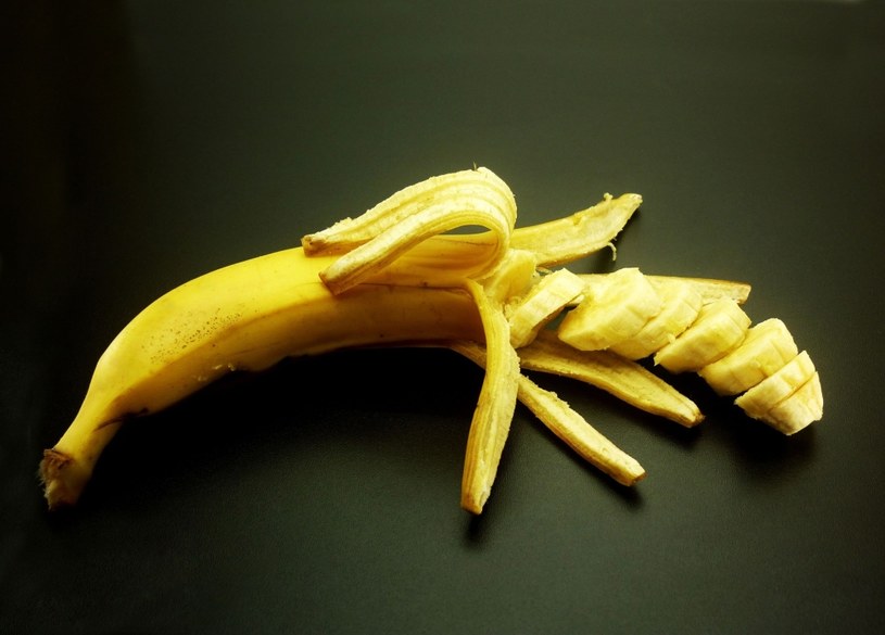 Pół banana - tyle wystarczy, żeby uporać się z bezsennością /123RF/PICSEL