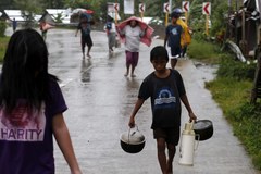 Pół miliona Filipińczyków ucieka przed tajfunem