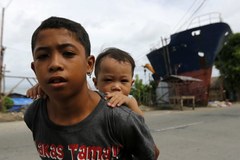 Pół miliona Filipińczyków ucieka przed tajfunem