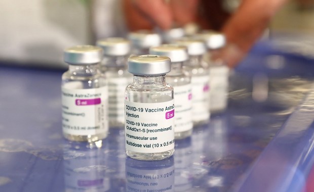 Pół miliona szczepionek AstryZeneki ma trafić wkrótce do Polski