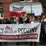 Pół miliona złotych żądają rodzice, którzy zabrali dziecko ze szpitala w Białogardzie
