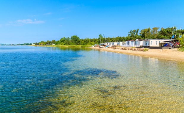 Pola kempingowe na Półwyspie Helskim pod lupą. Przedsiębiorcy porządkują przyczepy i domki