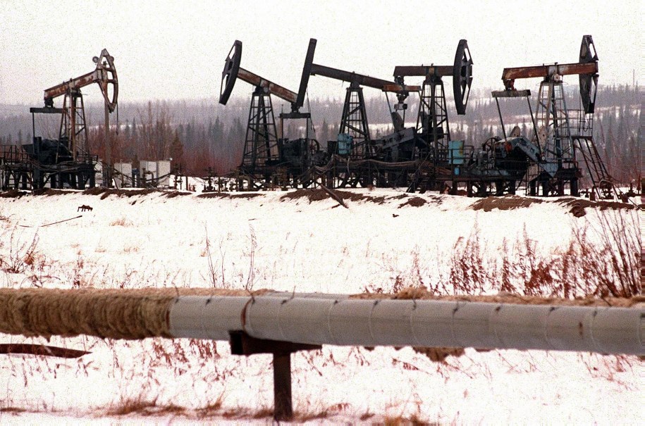 Pola roponośne w regionie Surgut na Syberii /	VLADIMIR VELENGURIN /PAP/EPA