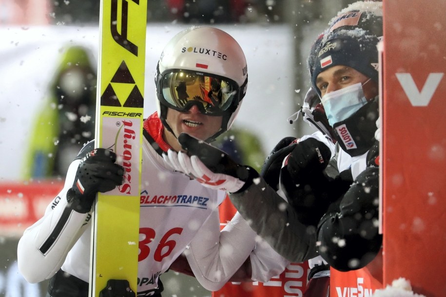 Polacy Andrzej Stękała i Piotr Żyła podczas 2. serii konkursu indywidualnego zawodów Pucharu Świata w skokach narciarskich sezonu 2020/2021, na obiekcie "Wielka Krokiew" / 	Grzegorz Momot    /PAP