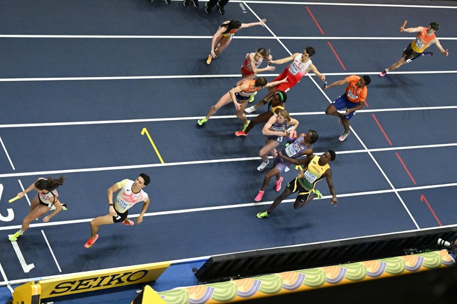 Polacy Anna Gryc i Kajetan Duszyński (biało-czerwone stroje) w finałowym biegu sztafety mieszanej 4x 400 m /Leszek Szymański /PAP