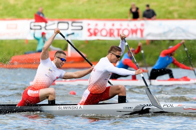 Polacy Arsen Śliwiński i Michał Łubniewski w biegu finałowym C2 500 m podczas zawodów kajakarskiego Pucharu Świata w Poznaniu /Jakub Kaczmarczyk /PAP