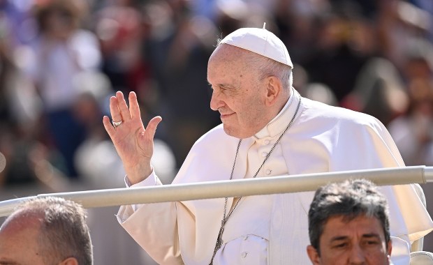 Polacy bardzo krytyczni ws. wypowiedzi Franciszka. To jednak nie zmienia ich religijności