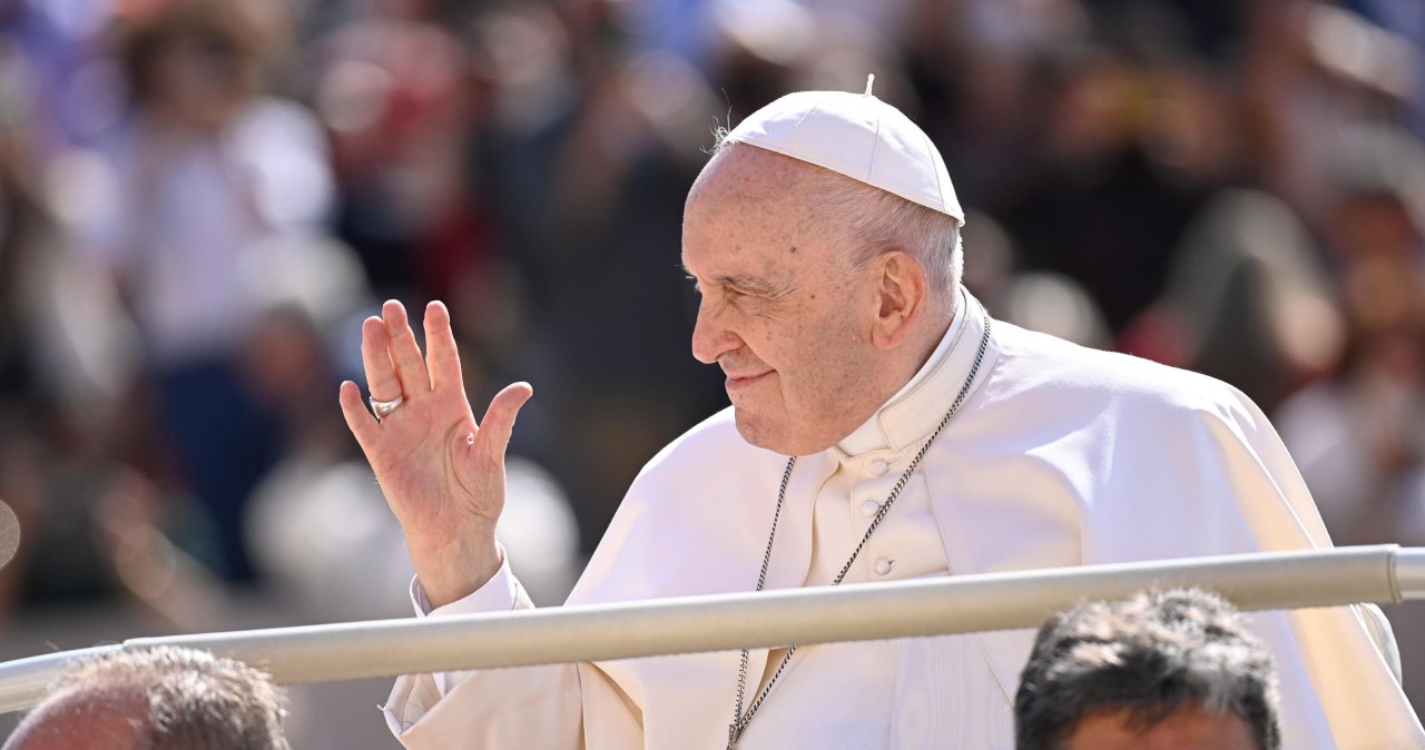 Polacy bardzo krytyczni ws. wypowiedzi Franciszka. To jednak nie zmienia ich religijności