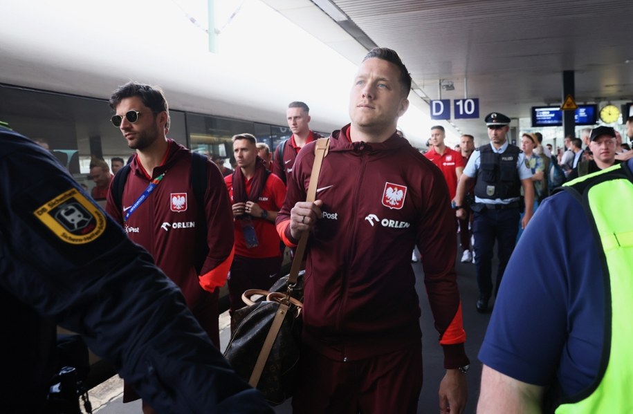 Polacy, Bartosz Bereszyński (L) i Piotr Zieliński (P) wraz z resztą piłkarskiej reprezentacji w drodze do pociągu jadącego z Hanoweru do Berlina /Leszek Szymański /PAP