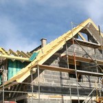 Polacy budują coraz więcej domów na własną rękę