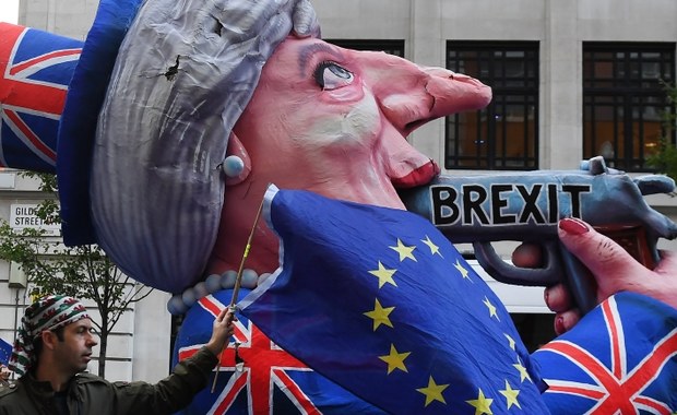 Polacy chcą emigrować do Wielkiej Brytanii. Brexit może zamknąć im drzwi 