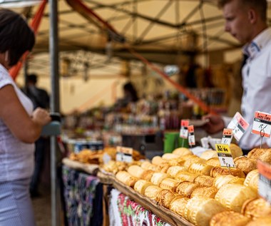 Polacy chcą obowiązku kupowania przez sklepy towarów od lokalnych wytwórców. Dzięki temu mogłoby być taniej