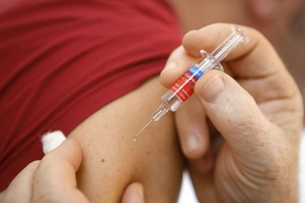 Polacy chcą zbuntować świat przeciw szczepieniom

? /AFP