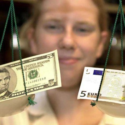 Polacy chcieliby poszaleć z europejską walutą po polskich sklepach /AFP