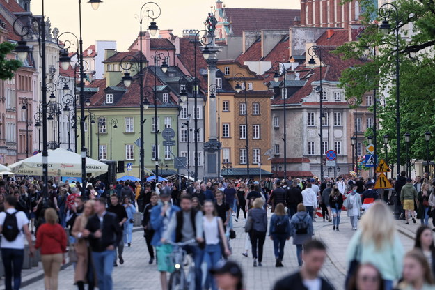 Polacy chętnie korzystają z poluzowania restrykcji / 	Leszek Szymański    /PAP