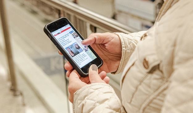 Polacy chętnie korzystają z telefonów w komunikacji miejskiej /MondayNews