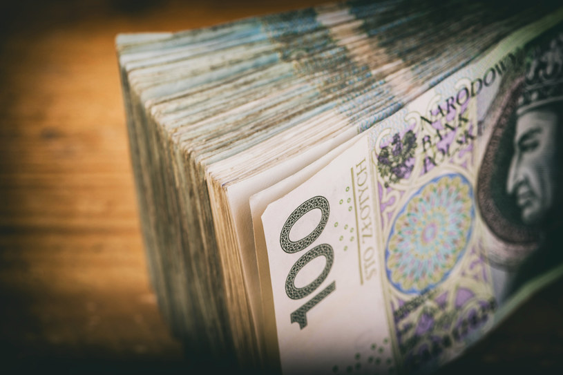 Polacy chętnie kupują obligacje oszczędnościowe. Jeden papier kosztuje 100 zł. Zdj. ilustracyjne /123RF/PICSEL