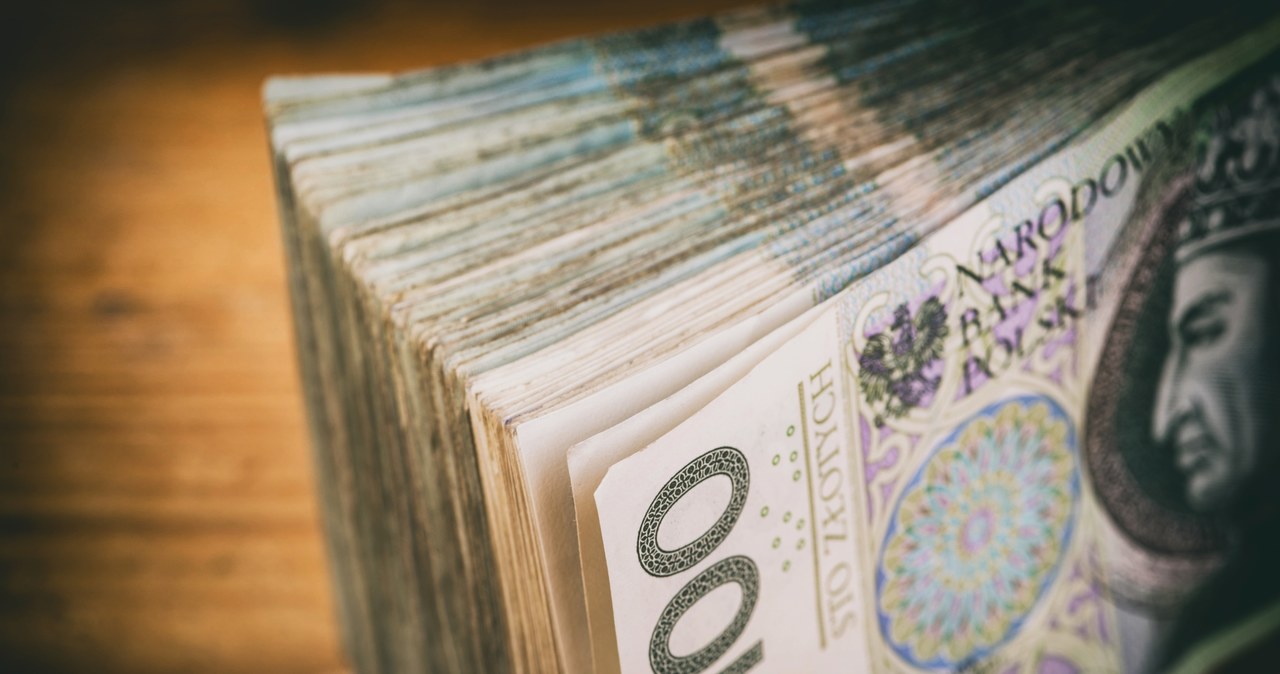 Polacy chętnie kupują obligacje oszczędnościowe. Jeden papier kosztuje 100 zł. Zdj. ilustracyjne /123RF/PICSEL