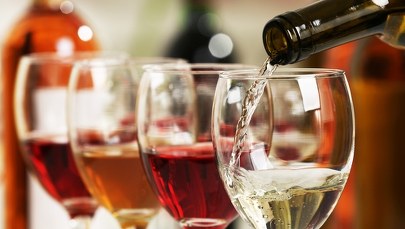 Polacy chętnie kupują wina owocowe. Rosną wydatki na takie alkohole