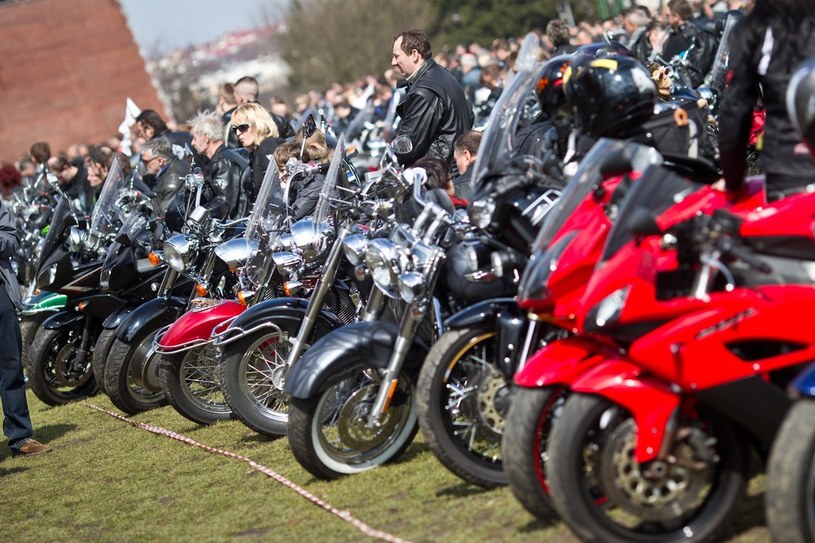 Polacy chętnie przesiadają się na motocykle /MAREK BARCZYŃSKI /East News