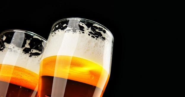 Polacy chętnie sięgają po piwa smakowe /&copy;123RF/PICSEL